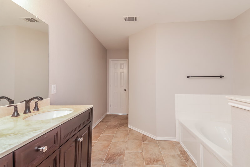 2,495/Mo, 601 Tumbleweed Dr Forney, TX 75126 Bathroom View