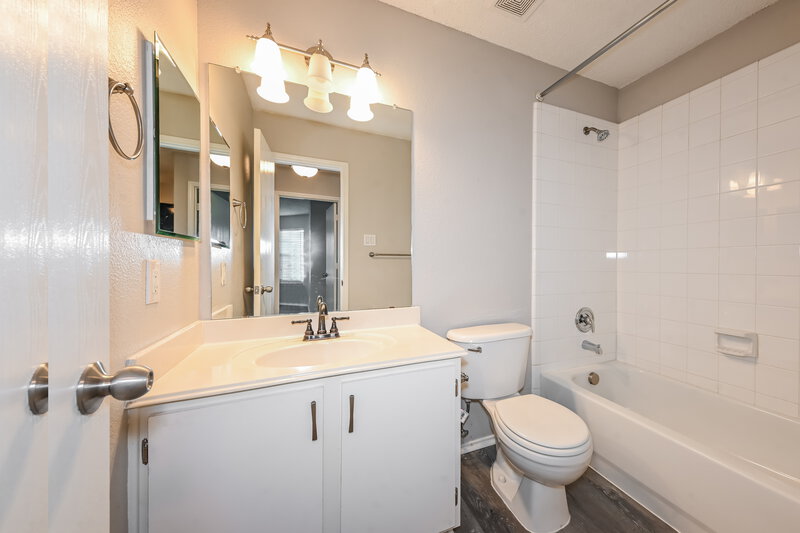 2,275/Mo, 1015 Single Tree Dr Forney, TX 75126 Main Bathroom View
