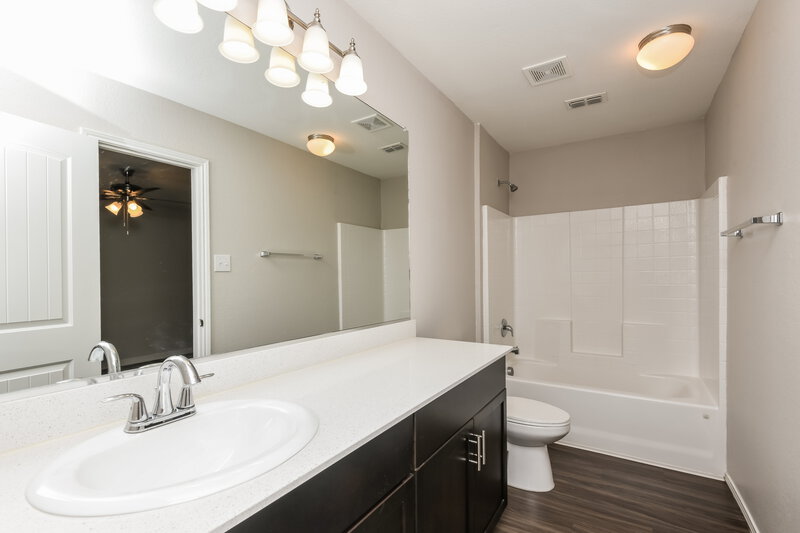 1,785/Mo, 412 Blue Crow Ln Fort Worth, TX 76052 Main Bathroom View