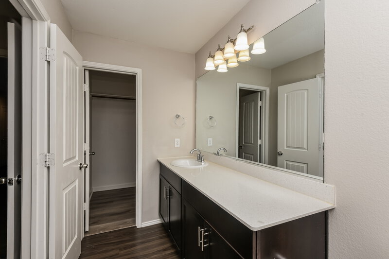 1,785/Mo, 412 Blue Crow Ln Fort Worth, TX 76052 Main Bathroom View 2