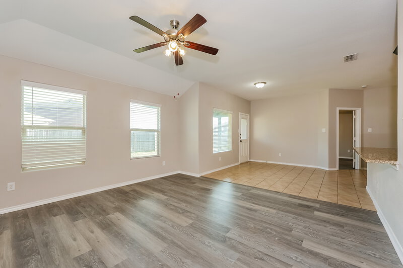 2,335/Mo, 1700 Kings Glen Ln Fort Worth, TX 76140 Living Room View 2
