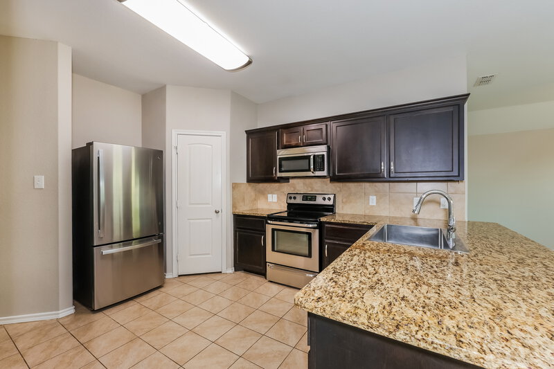2,335/Mo, 1700 Kings Glen Ln Fort Worth, TX 76140 Kitchen View
