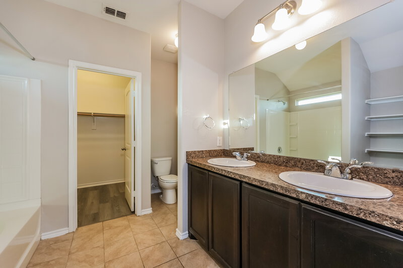 2,335/Mo, 1700 Kings Glen Ln Fort Worth, TX 76140 Main Bathroom View
