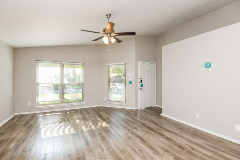 1,950/Mo, 2616 Countryside Ln Fort Worth, TX 76133 Living Room View 3