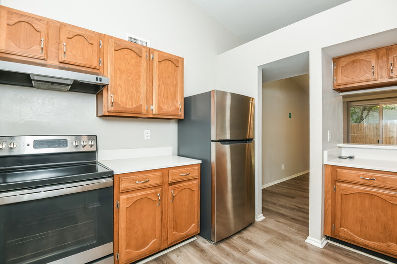 1,950/Mo, 2616 Countryside Ln Fort Worth, TX 76133 Kitchen View 2