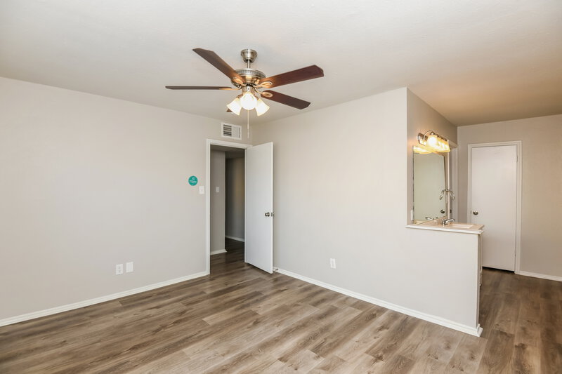 1,950/Mo, 2616 Countryside Ln Fort Worth, TX 76133 Main Bedroom View 2