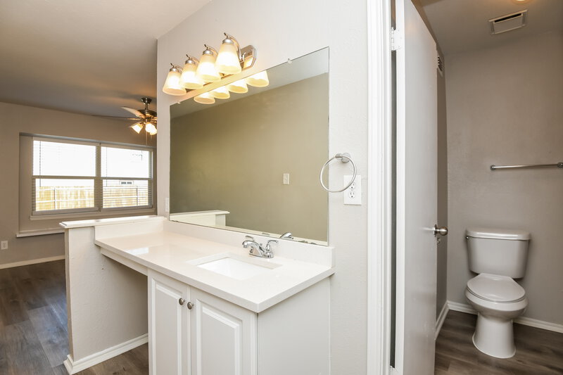 1,950/Mo, 2616 Countryside Ln Fort Worth, TX 76133 Main Bathroom View