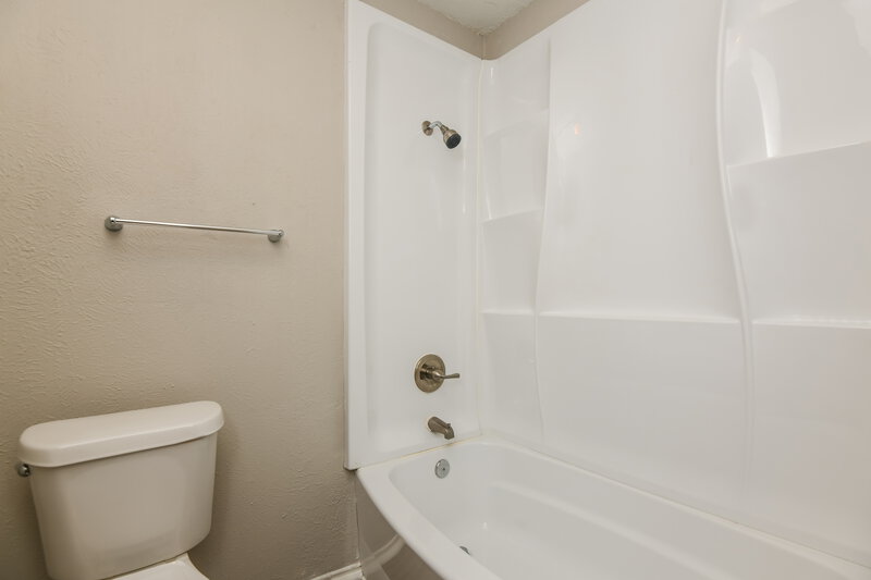 1,950/Mo, 2616 Countryside Ln Fort Worth, TX 76133 Bathroom View