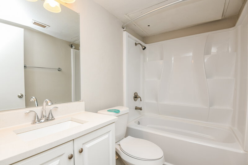 1,950/Mo, 2616 Countryside Ln Fort Worth, TX 76133 Bathroom View 2