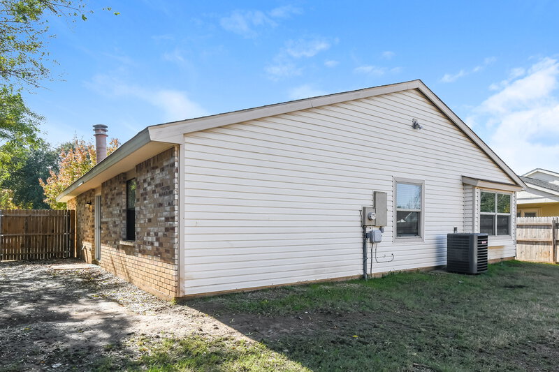 1,950/Mo, 2616 Countryside Ln Fort Worth, TX 76133 Rear View