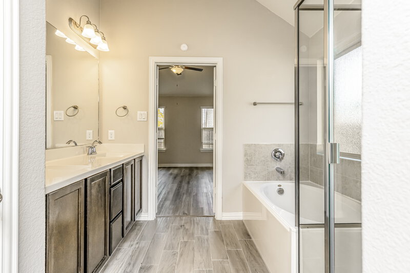 2,470/Mo, 824 Blackhawk Dr Princeton, TX 75407 Main Bathroom View