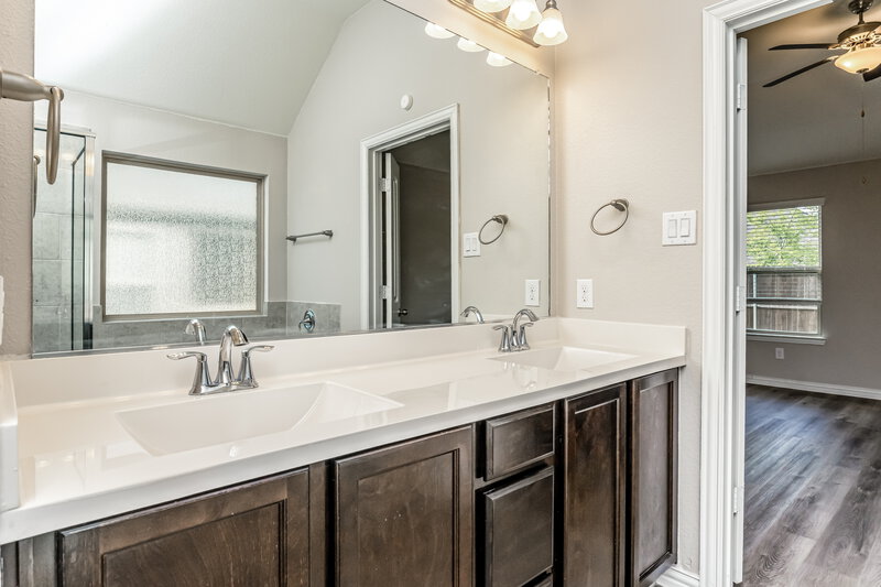 2,470/Mo, 824 Blackhawk Dr Princeton, TX 75407 Main Bathroom View 2