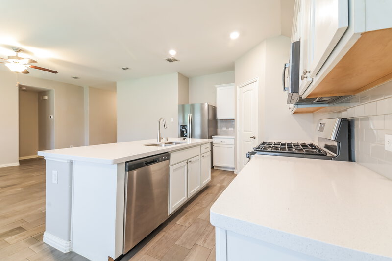 2,055/Mo, 922 Evergreen St Princeton, TX 75407 Kitchen View 3