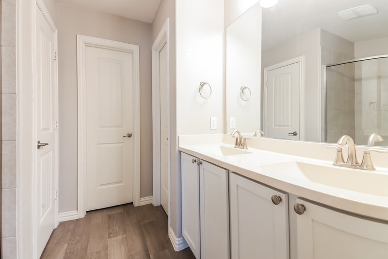 2,055/Mo, 922 Evergreen St Princeton, TX 75407 Main Bathroom View