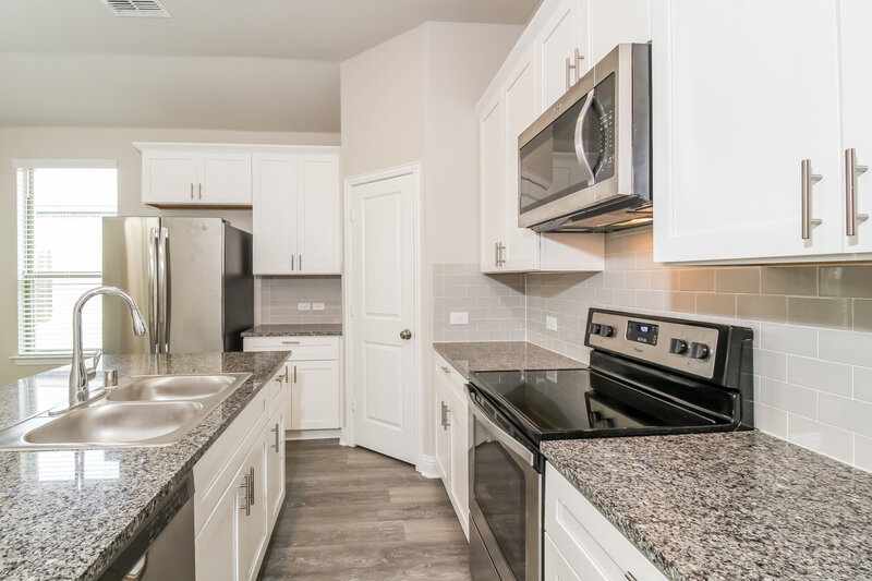 2,915/Mo, 2704 Empire St Denton, TX 76209 Kitchen View
