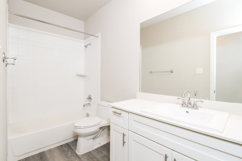 2,915/Mo, 2704 Empire St Denton, TX 76209 Main Bathroom View