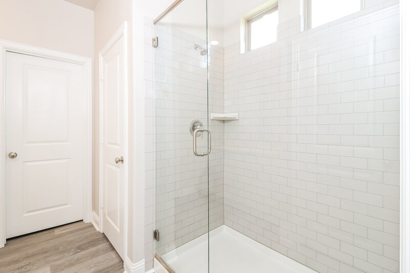 2,915/Mo, 2704 Empire St Denton, TX 76209 Main Bathroom View 2