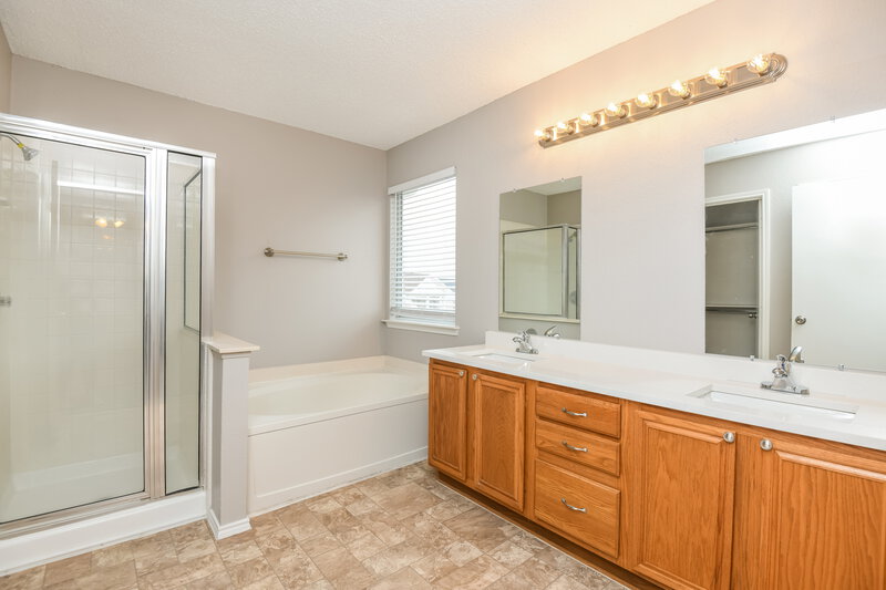 2,540/Mo, 826 Bracken Pl Arlington, TX 76017 Main Bathroom View
