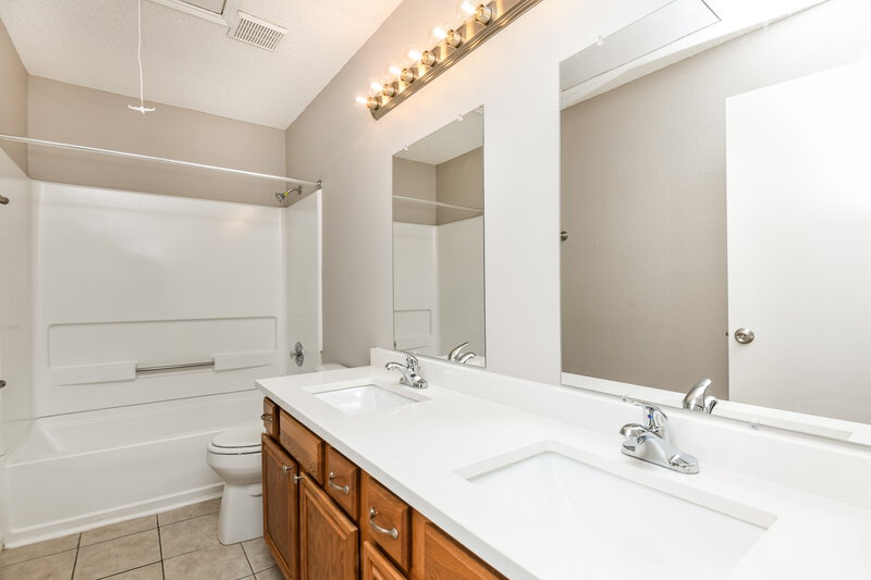 2,540/Mo, 826 Bracken Pl Arlington, TX 76017 Bathroom View 2