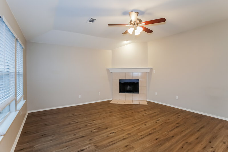 2,220/Mo, 2628 Fondren Rd Denton, TX 76210 Living Room View 2