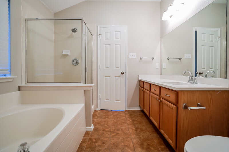 2,220/Mo, 2628 Fondren Rd Denton, TX 76210 Main Bathroom View