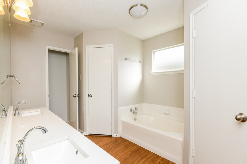2,735/Mo, 8804 Crestbrook Dr Fort Worth, TX 76179 Main Bathroom View