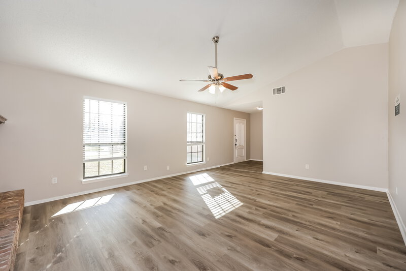 2,260/Mo, 2410 Bentley Dr Grand Prairie, TX 75052 Living Room View 2