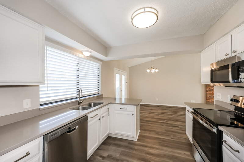 2,260/Mo, 2410 Bentley Dr Grand Prairie, TX 75052 Kitchen View 3