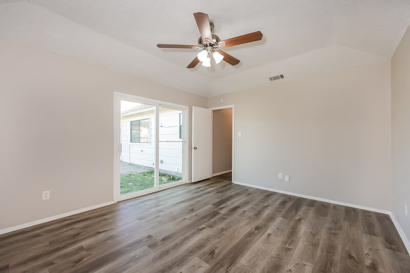 2,260/Mo, 2410 Bentley Dr Grand Prairie, TX 75052 Main Bedroom View 2