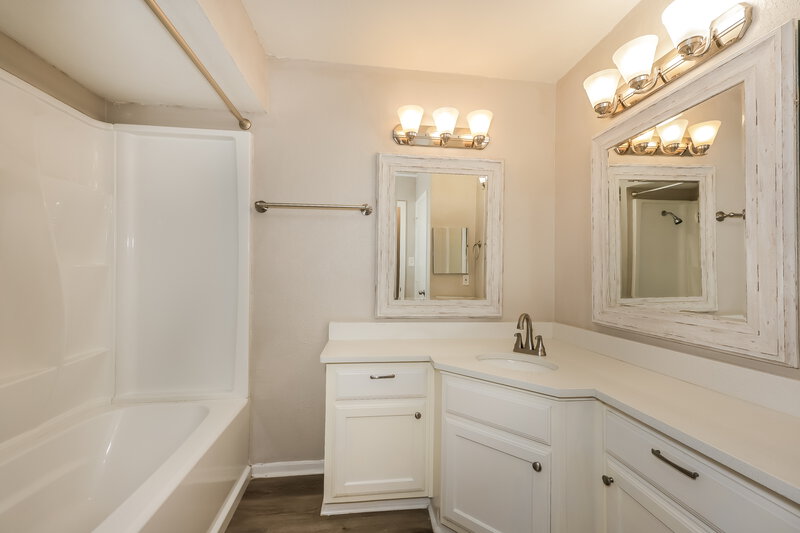 2,260/Mo, 2410 Bentley Dr Grand Prairie, TX 75052 Main Bathroom View