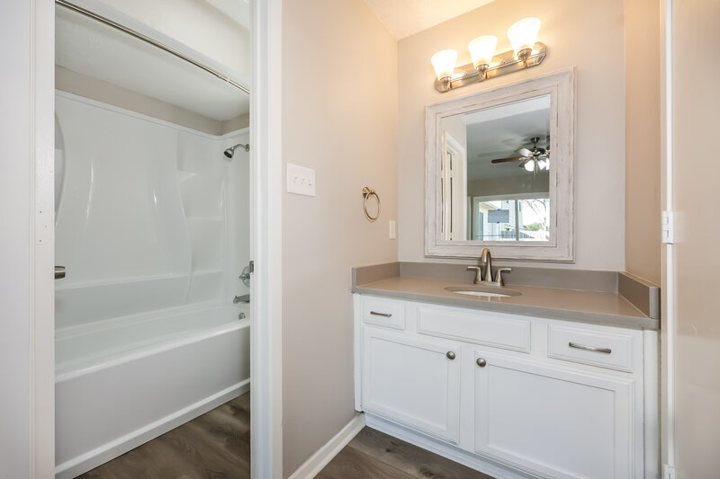 2,260/Mo, 2410 Bentley Dr Grand Prairie, TX 75052 Bathroom View