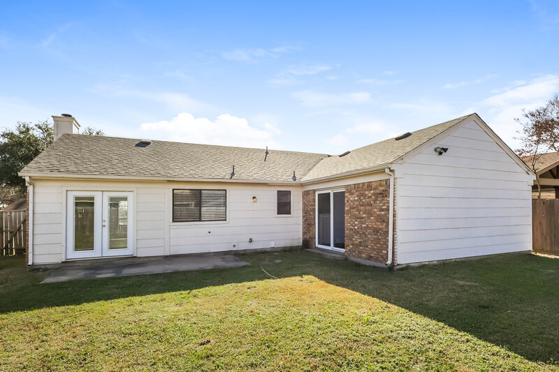 2,260/Mo, 2410 Bentley Dr Grand Prairie, TX 75052 Rear View