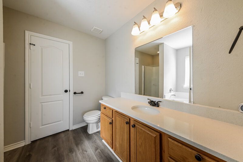 2,175/Mo, 713 Stacie Ln Seagoville, TX 75159 Main Bathroom View