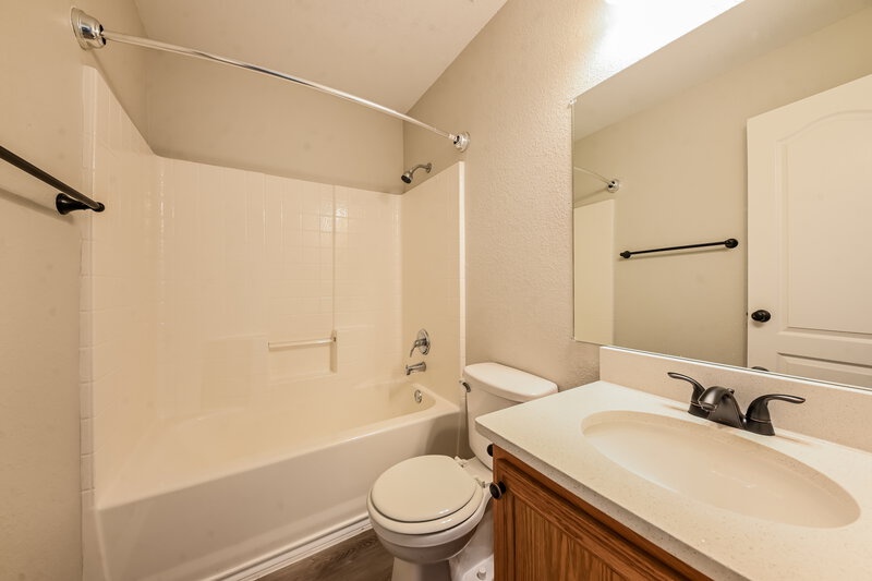 2,175/Mo, 713 Stacie Ln Seagoville, TX 75159 Bathroom View