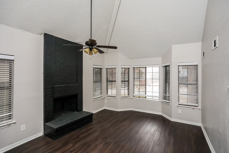 2,550/Mo, 4360 Hemingway Dr Grand Prairie, TX 75052 Living Room View