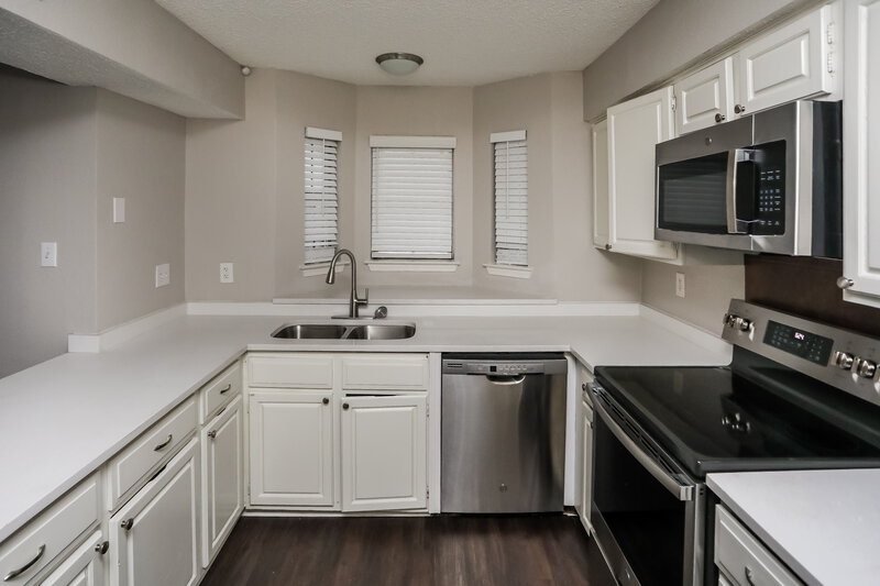2,550/Mo, 4360 Hemingway Dr Grand Prairie, TX 75052 Kitchen View 2