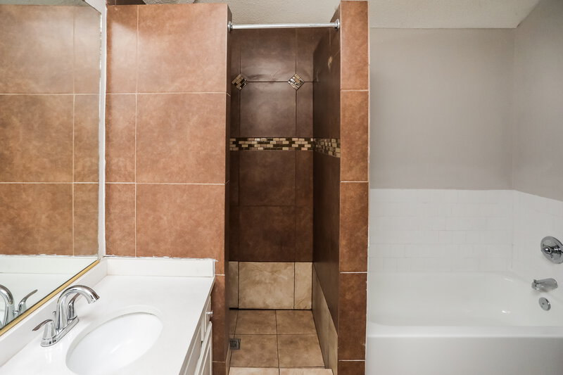 2,550/Mo, 4360 Hemingway Dr Grand Prairie, TX 75052 Main Bathroom View