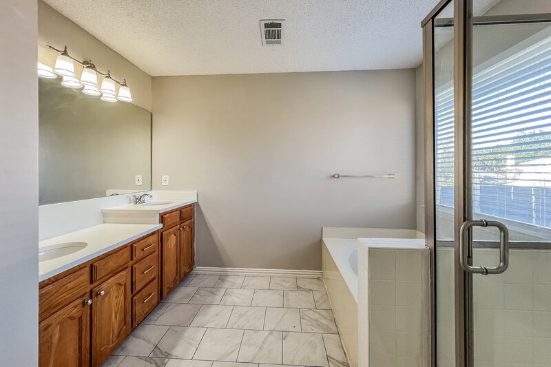 2,685/Mo, 6902 Graham Dr Rowlett, TX 75089 Main Bathroom View