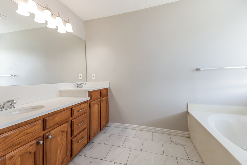 2,315/Mo, 6902 Graham Dr Rowlett, TX 75089 Main Bathroom View