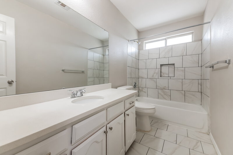 2,315/Mo, 6902 Graham Dr Rowlett, TX 75089 Bathroom View