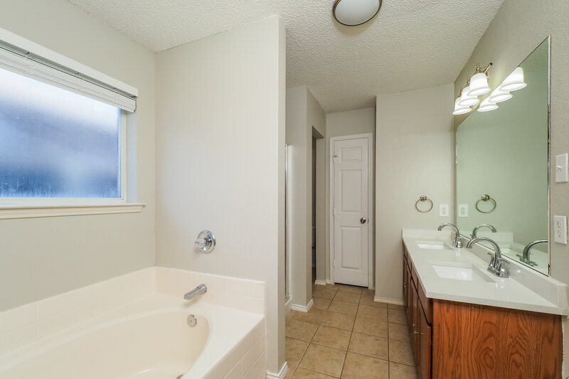 2,155/Mo, 9301 Rhea Ct White Settlement, TX 76108 Primary Bathroom View