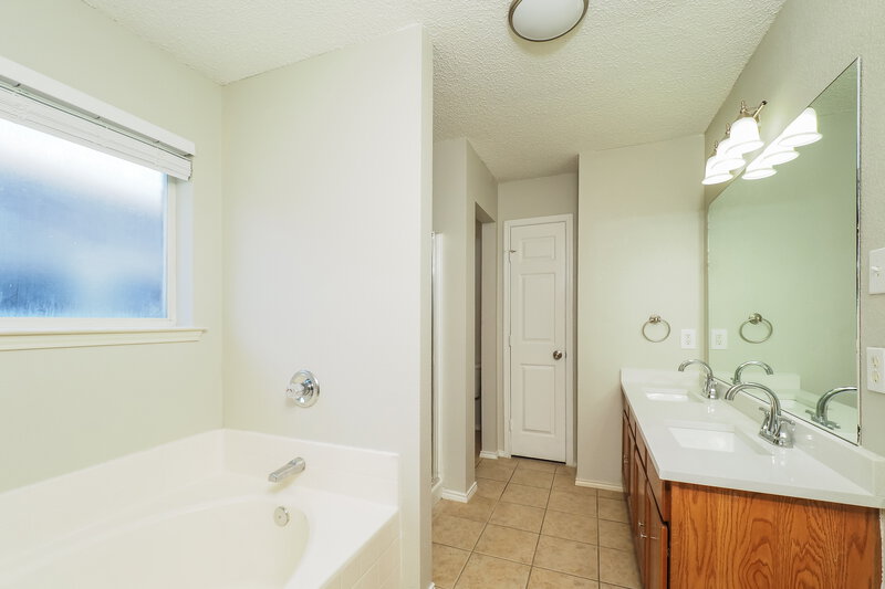 2,155/Mo, 9301 Rhea Ct White Settlement, TX 76108 Primary Bathroom View 2