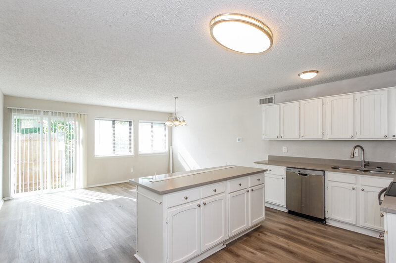2,130/Mo, 1208 Grinnel Dr Mesquite, TX 75150 Kitchen View 3