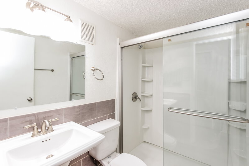 2,130/Mo, 1208 Grinnel Dr Mesquite, TX 75150 Main Bathroom View