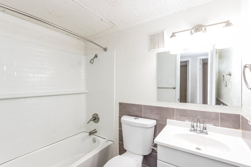 2,130/Mo, 1208 Grinnel Dr Mesquite, TX 75150 Bathroom View