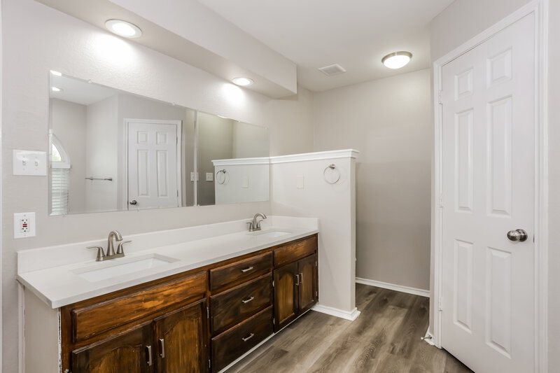 2,225/Mo, 3355 Brooke St Denton, TX 76207 Main Bathroom View