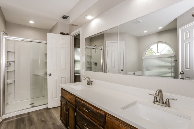 2,225/Mo, 3355 Brooke St Denton, TX 76207 Main Bathroom View 2
