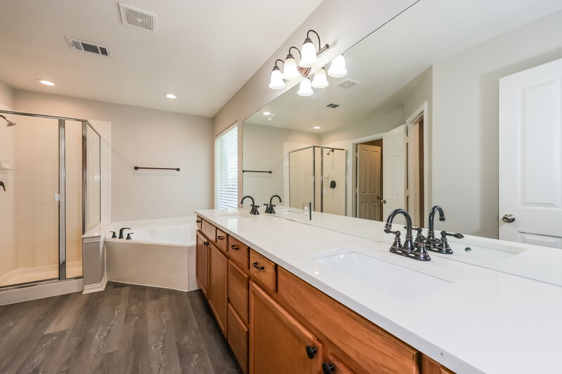 1,925/Mo, 1721 Duck Cove Dr Aubrey, TX 76227 Main Bathroom View