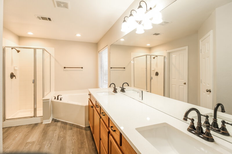 1,930/Mo, 1721 Duck Cove Dr Aubrey, TX 76227 Main Bathroom View