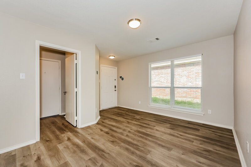 2,230/Mo, 3037 San Martin Dr Arlington, TX 76010 Living Room View